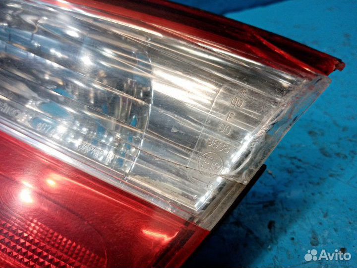 Фонарь крышки багажника правый Nissan Maxima CA33