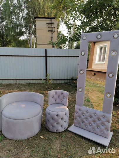 Зеркало с подсветкой и пуф