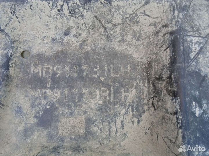 Пыльник двигателя левый Митсубиси спейс стар