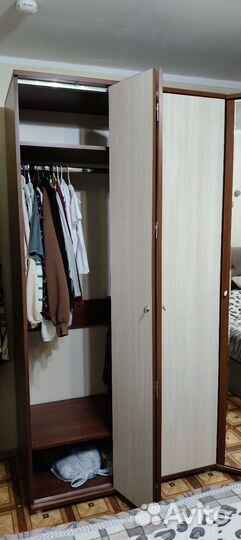 Угловой шкаф с зеркалом, распашной шкаф