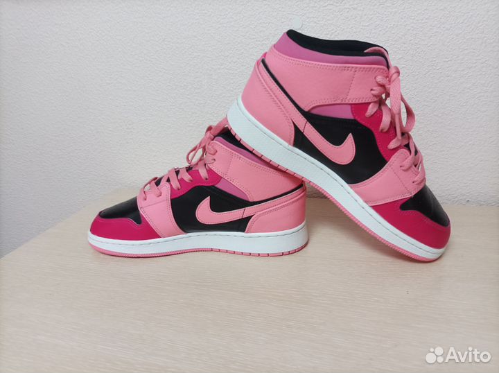 Кроссовки Air Jordan 1 Mid GS Coral Chalkоригинал