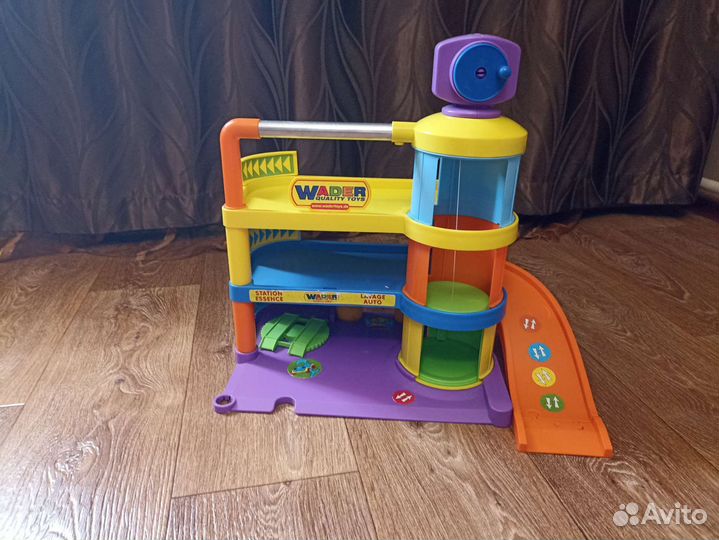 Большой автомобиль, парковка-гараж