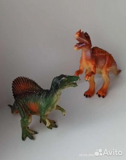 Фигурки домашних и диких животных и динозавры