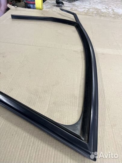 Уплотнитель рамки передней левой двери VW Поло 5