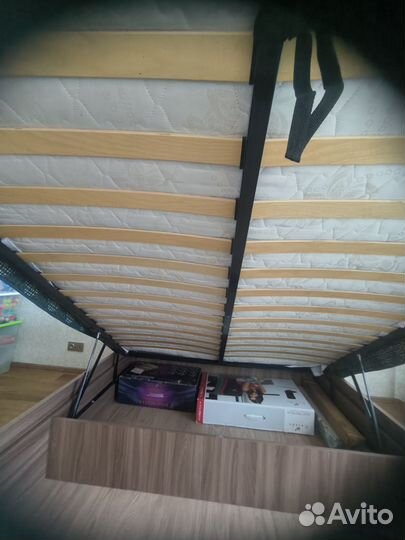 Кровать двухспальная с подъемным механизмом