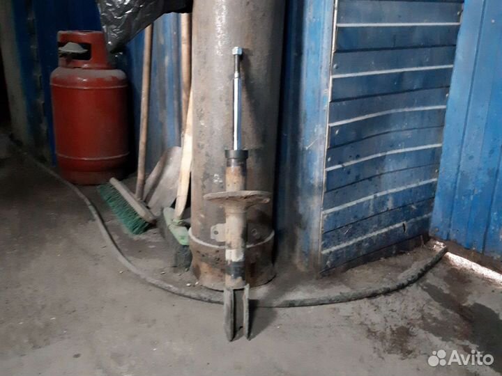 Стойка амортизатор передняя рено дастер