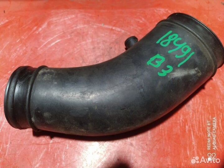 Патрубок воздухозаборника Volkswagen Passat B3