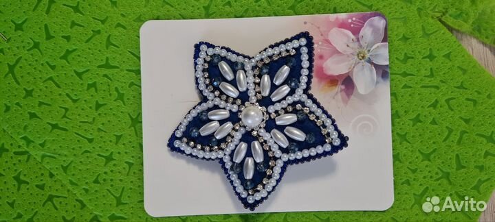 Брошь ручной работы из бисера