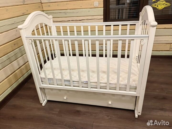 Детская кроватка с продольным маятником