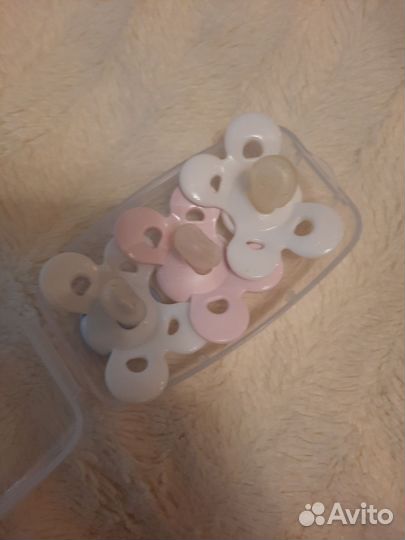 Пустышки chycco и бутылочка для кормления