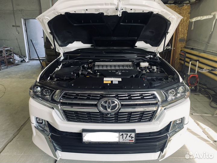 Решетка радиатора Lounge Toyota Land Cruiser 200