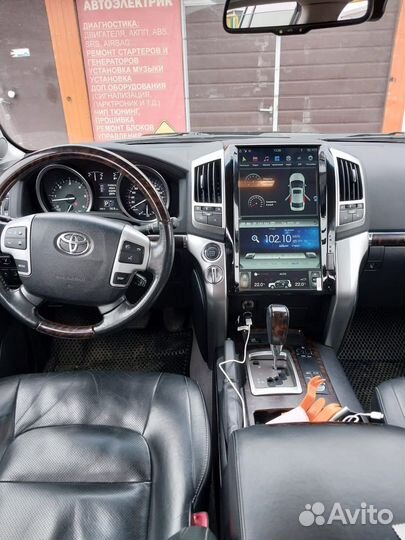 Штатная магнитола в стиле Tesla Toyota LC200