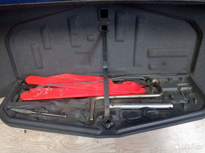 Обшивка багажника с инструментами на BMW 5 E39