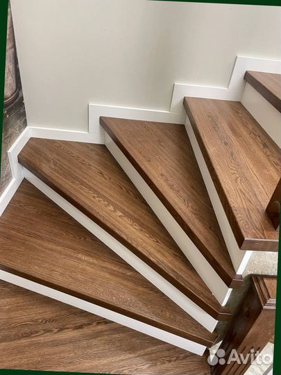 Отделка лестницы деревянными ступенями и подступят