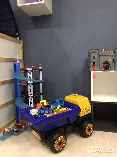 Парковка светящаяся в темноте