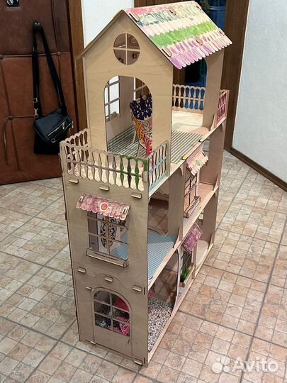 Большой кукольный домик с мебелью