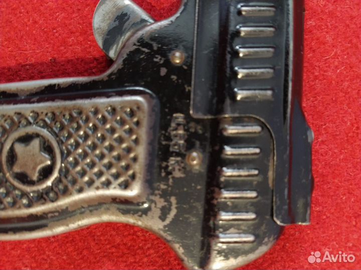 Игрушечный металлический пистолет