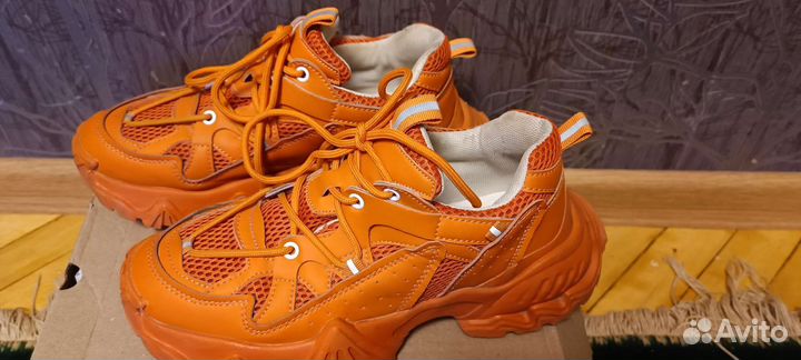 Кроссовки женские