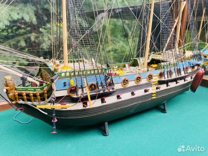 Модель корабля парусник в витрине