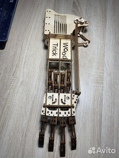 Рука wood trick декор