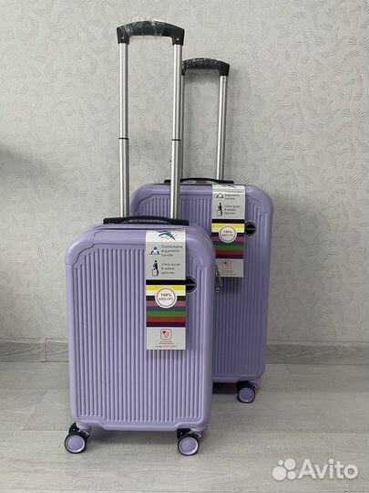 Чемодан на колесах средний