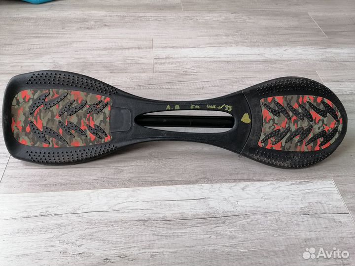 Скейтборд (есть надписи)