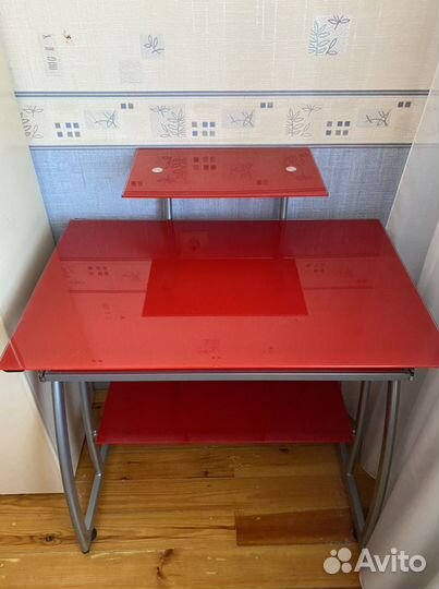 Компьютерный стол стеклянный