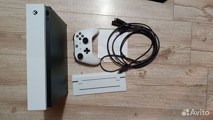 Продается приставка Xbox one s 1 TB