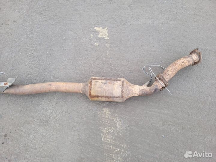 Часть глушителя на Mitsubishi Lancer 10