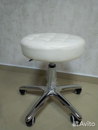 Стул мастера на колесиках