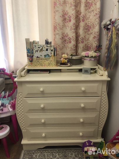 Детская кроватка и пеленальный комод
