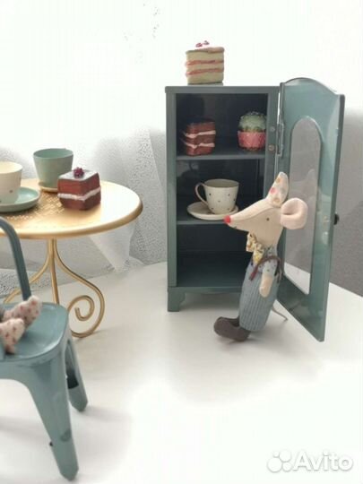 Металлический шкаф для кукольного домика