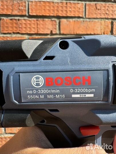 Бесщеточный гайковерт Bosch 550N.M