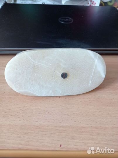 Статуэтка на камне