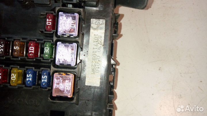 Тойота авенсис 1 блок предохранителей салонный
