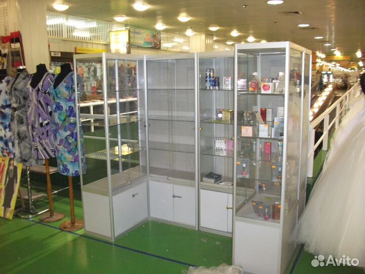 Пристенные витрины для косметики