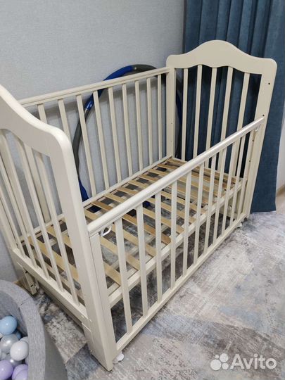 Детская кроватка с маятником