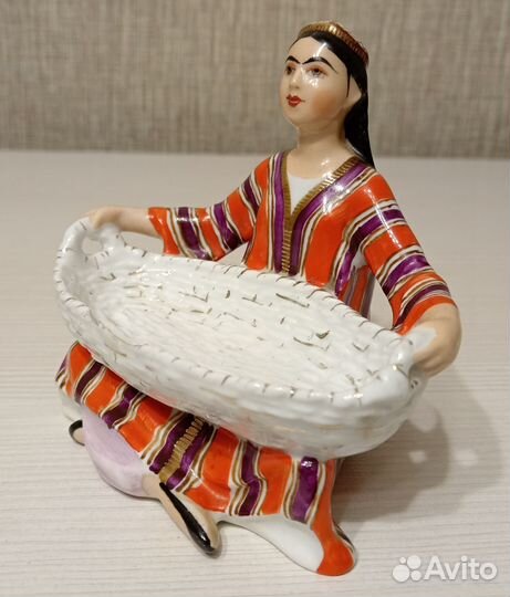 Статуэтка Узбечка с корзиной, фарфор лфз, СССР