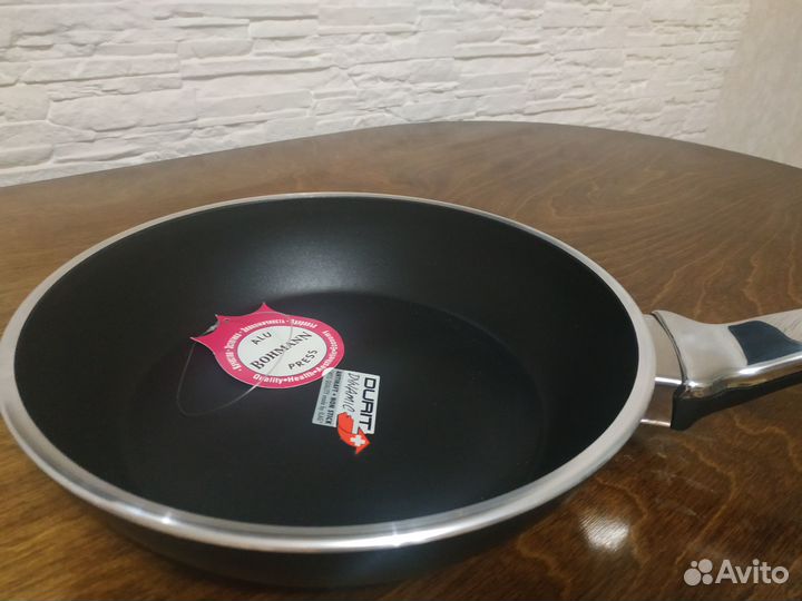Сковорода с крышкой Новая фирмы Bohmann d24см