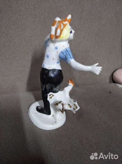 Фарфоровая статуэтка, клоун с петухом