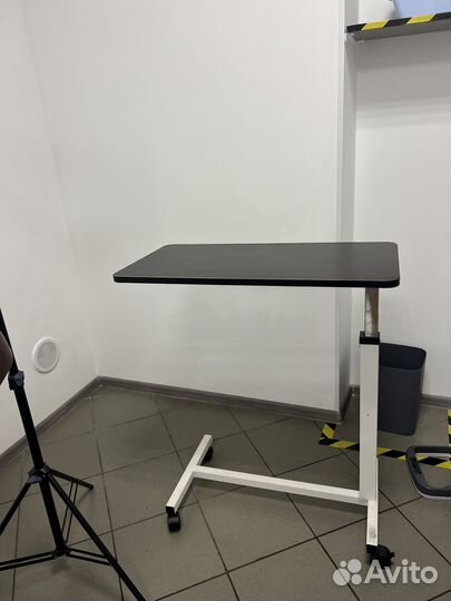 Медицинский столик на колесиках