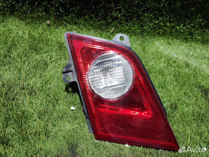 Вставка между стопов задняя правая Nissan Fuga Y50