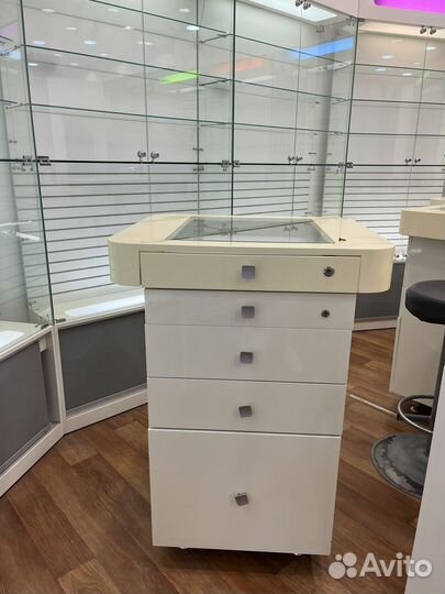 Торговые витрины и столы