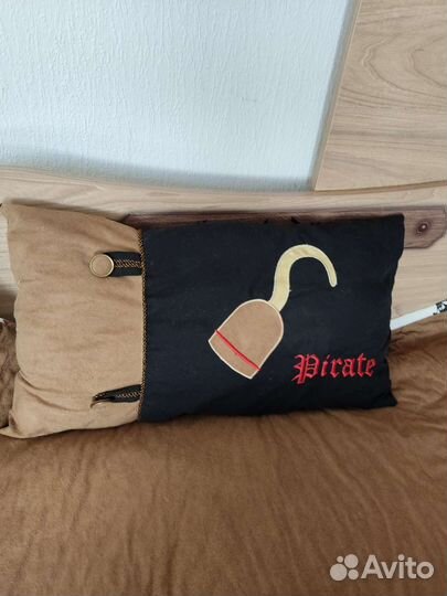 Покрывало с подушками в пиратском стиле