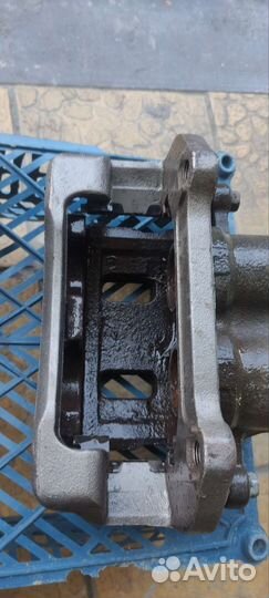 Передний тормозной суппорт левый на KIA sorento