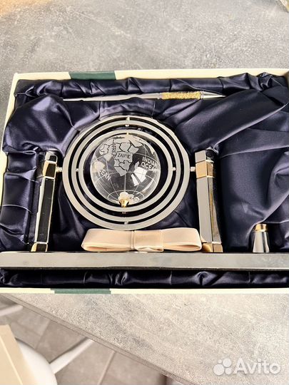 Ручка на подставке с глобусом