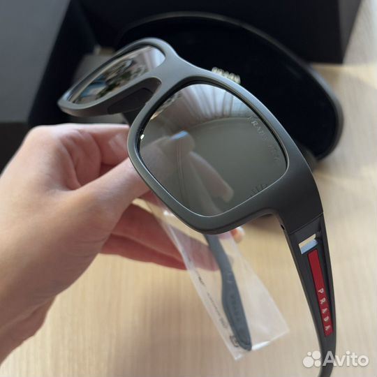 Солнцезащитные очки Prada Linea Rossa