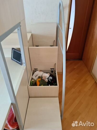 Двухъярусная кровать со столом и с лестницей