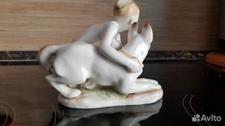 Статуэтка «Юный пограничник с собакой в зеленой пи