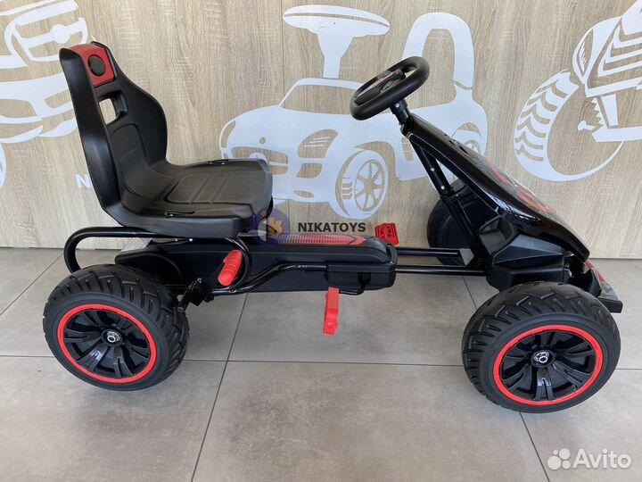 Педальная машинка красная